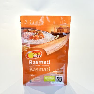 칩 톱과 함께 커피 콩 포장 가방에 서지 포지